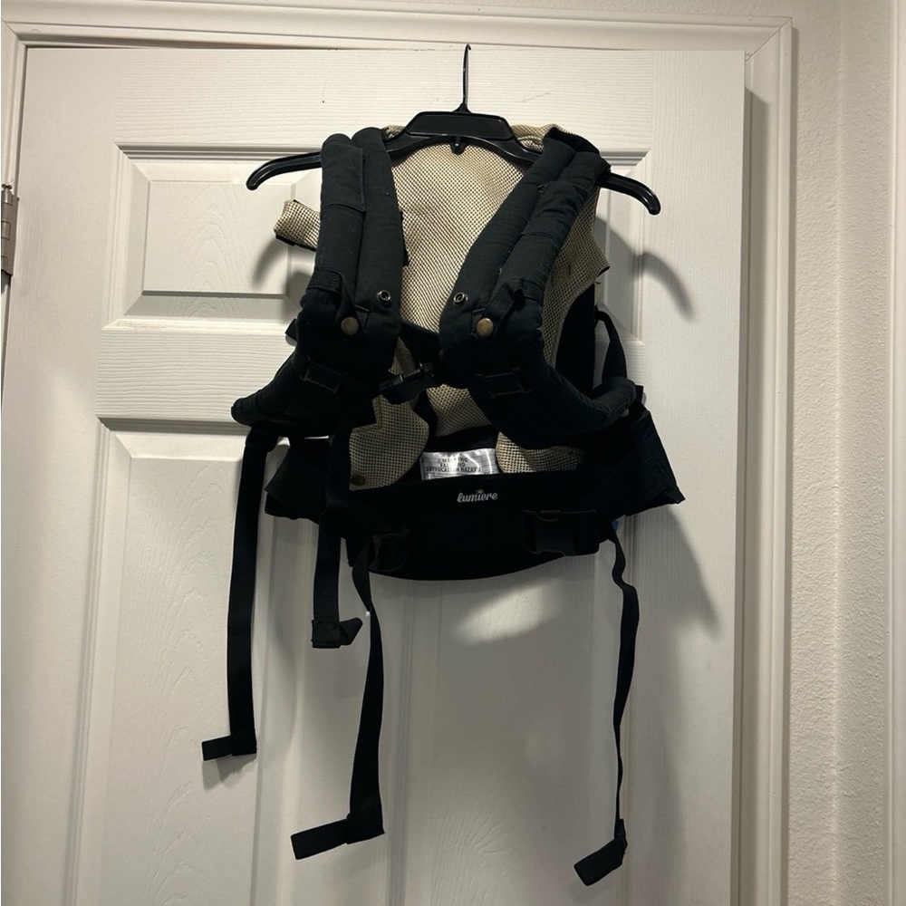 Lumiere kid carrier

Gently used, no stains
Buckles work well, nice and secure